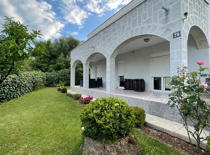 Montesun Holiday Novak Home